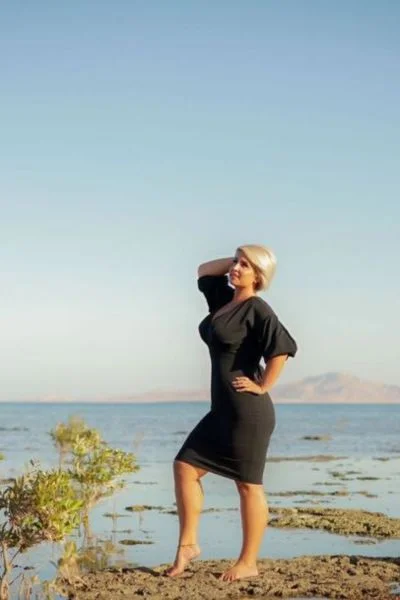 Women - Screw being unhappy podcast guest. Zuzana Mukumayi, productivity and habit change coaching