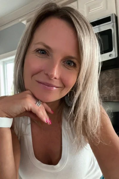 Abbey Heagney Screw being unhappy podcast guest. Zuzana Mukumayi, productivity and habit change coaching