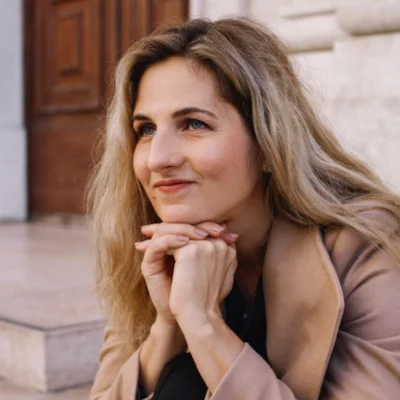 Women - Screw being unhappy podcast guest. Zuzana Mukumayi, productivity and habit change coaching